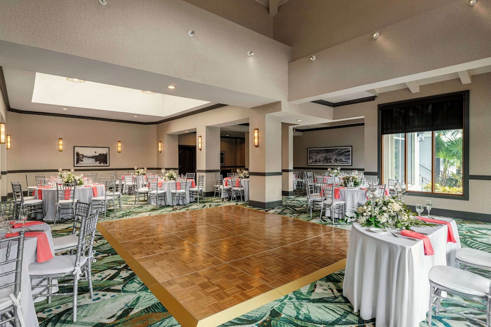 Embassy Suites by Hilton Fort Lauderdale 17th Street — Restaurant & bars in Fort Lauderdale, Florida
