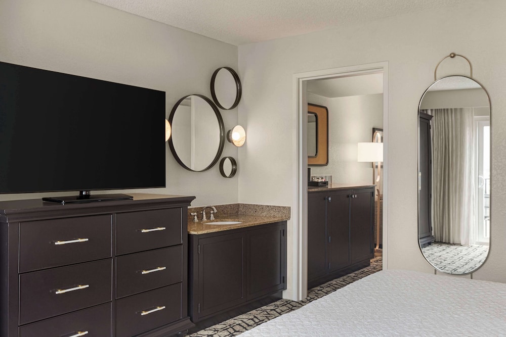 Embassy Suites by Hilton Fort Lauderdale 17th Street — Hotel rooms in Fort Lauderdale, Florida