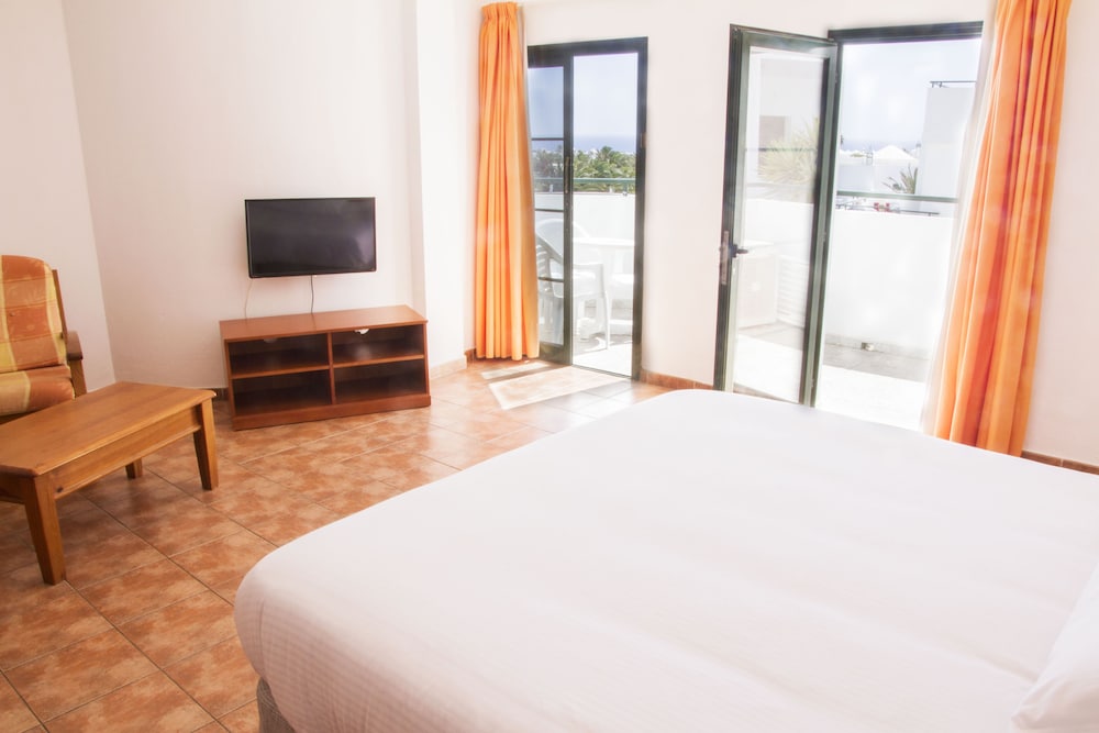 Apartamentos Lanzarote Paradise — Hotel rooms in Costa Teguise, Canary Islands