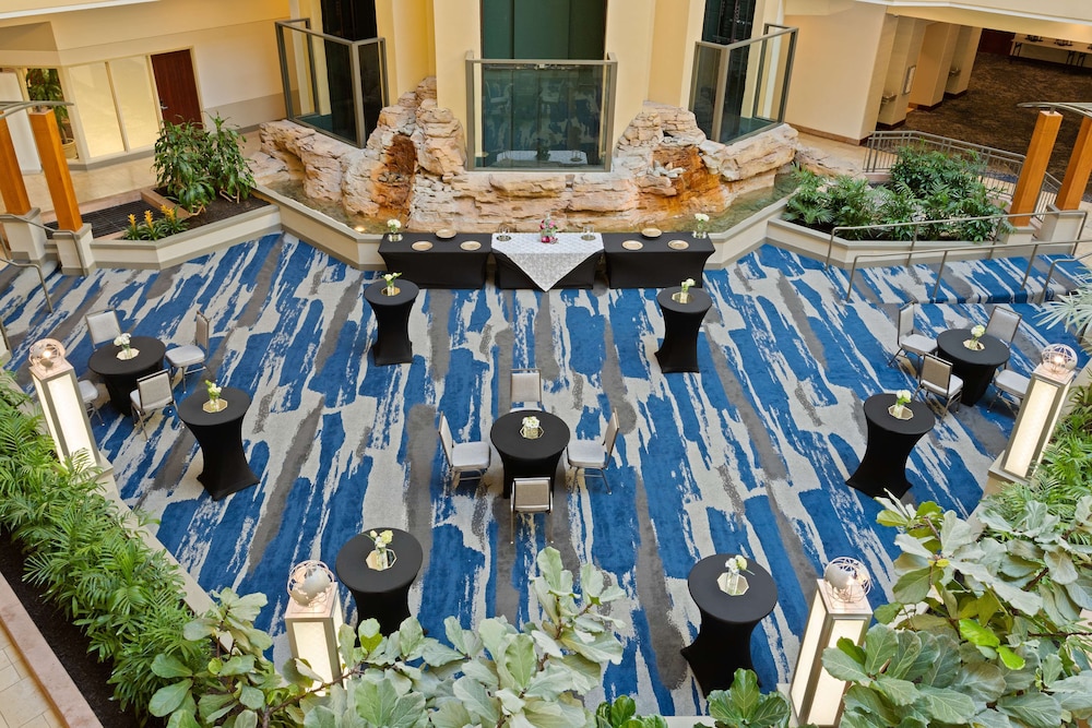 Embassy Suites by Hilton Tampa USF Near Busch Gardens — Hotel building in Tampa, Florida