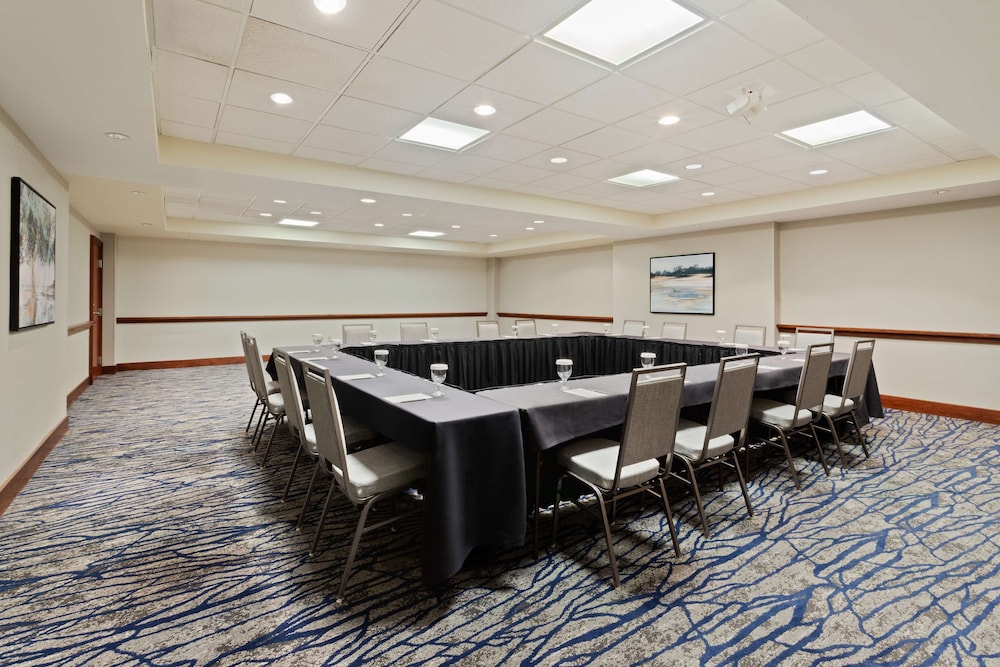 Embassy Suites by Hilton Tampa USF Near Busch Gardens — Hotel building in Tampa, Florida