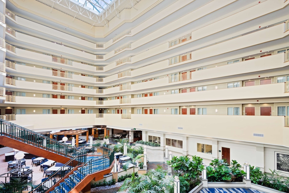 Embassy Suites by Hilton Tampa USF Near Busch Gardens — Hotel building in Tampa, Florida