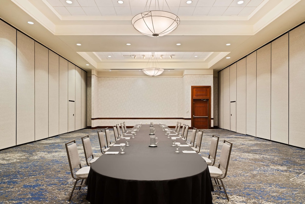 Embassy Suites by Hilton Tampa USF Near Busch Gardens — Hotel building in Tampa, Florida