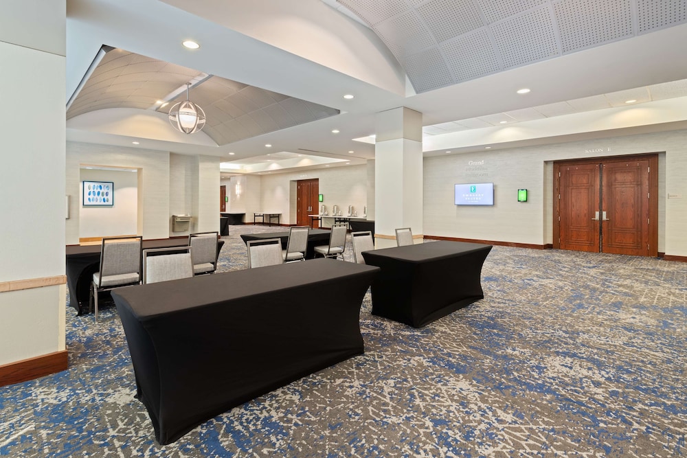 Embassy Suites by Hilton Tampa USF Near Busch Gardens — Hotel building in Tampa, Florida