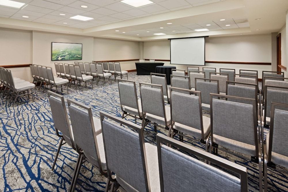 Embassy Suites by Hilton Tampa USF Near Busch Gardens — Hotel building in Tampa, Florida