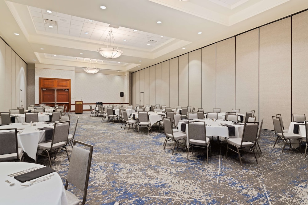 Embassy Suites by Hilton Tampa USF Near Busch Gardens — Restaurant & bars in Tampa, Florida