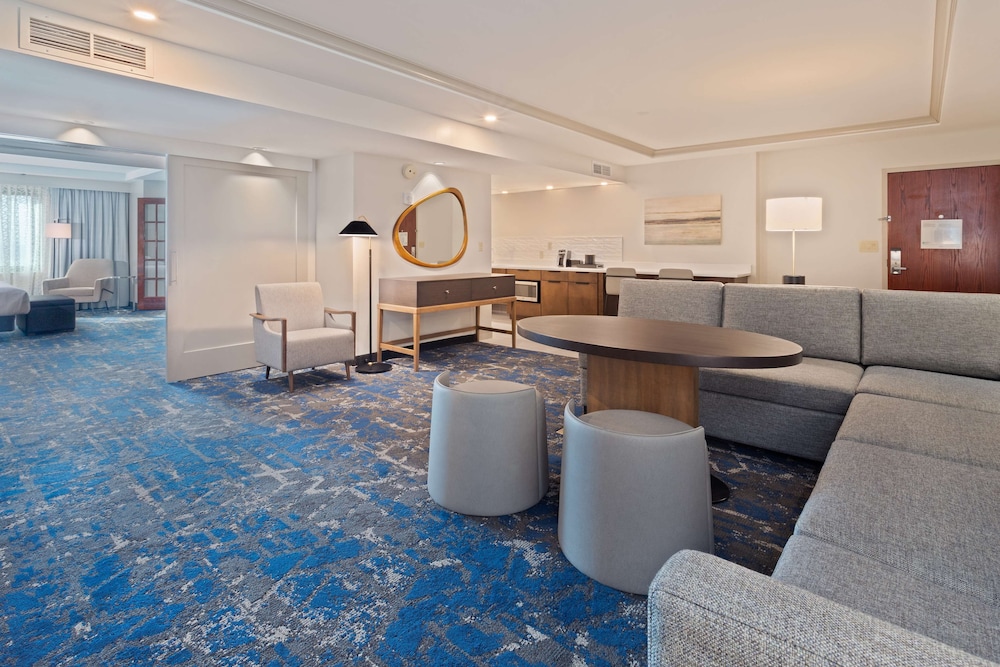 Embassy Suites by Hilton Tampa USF Near Busch Gardens — Hotel rooms in Tampa, Florida