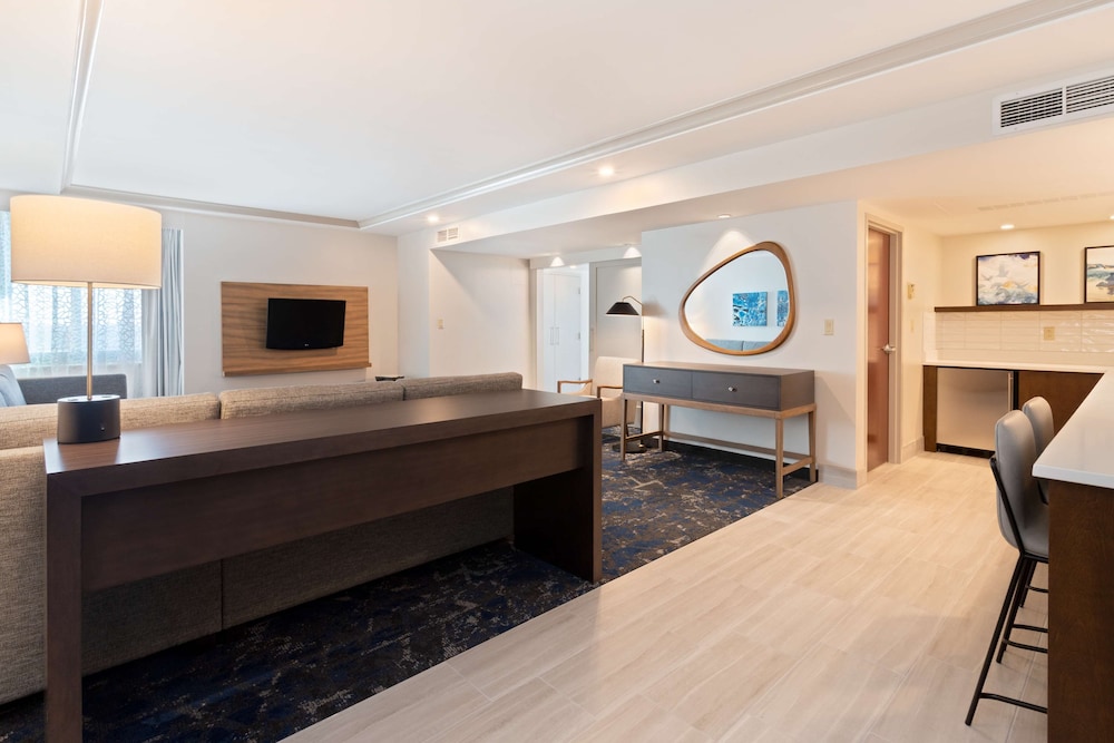 Embassy Suites by Hilton Tampa USF Near Busch Gardens — Hotel rooms in Tampa, Florida