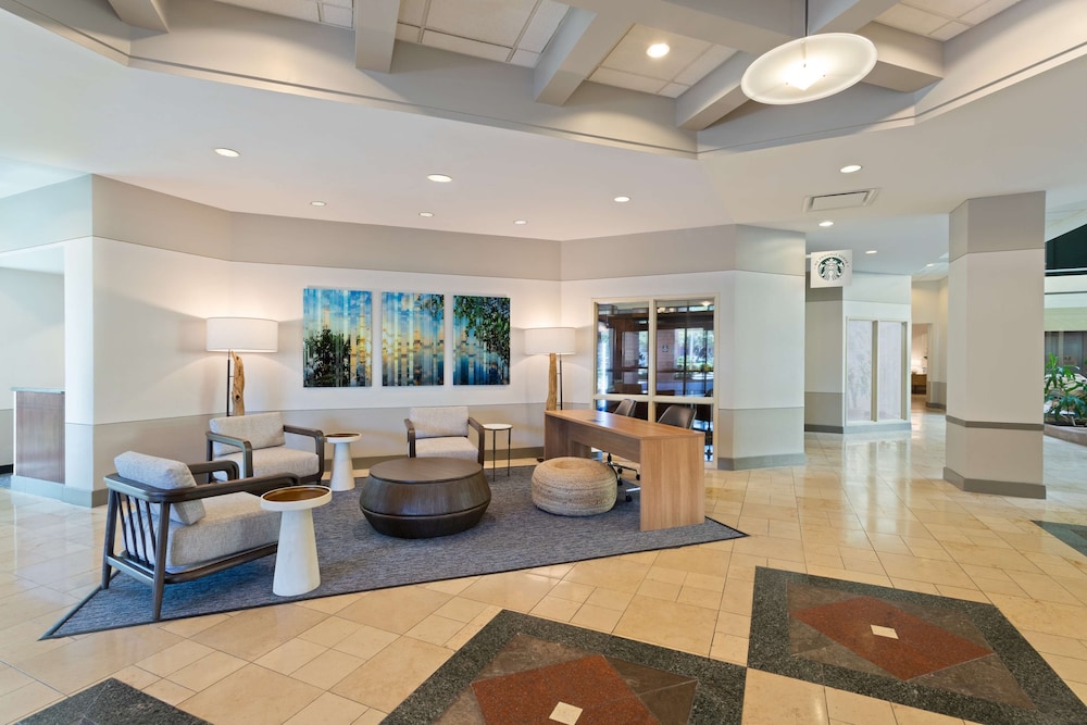 Embassy Suites by Hilton Tampa USF Near Busch Gardens — Hotel building in Tampa, Florida