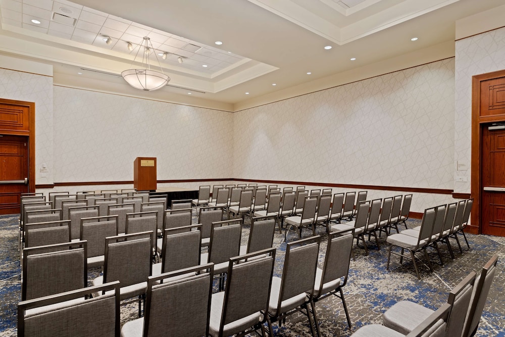 Embassy Suites by Hilton Tampa USF Near Busch Gardens — Hotel building in Tampa, Florida