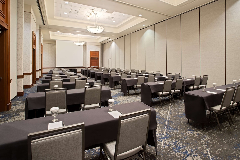 Embassy Suites by Hilton Tampa USF Near Busch Gardens — Hotel building in Tampa, Florida