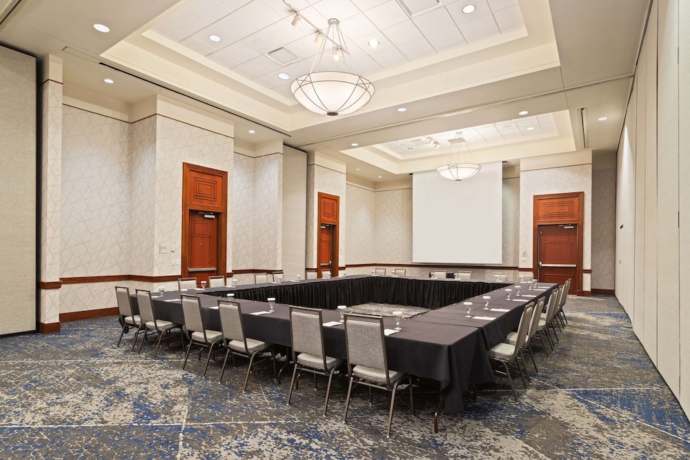 Embassy Suites by Hilton Tampa USF Near Busch Gardens — Hotel building in Tampa, Florida