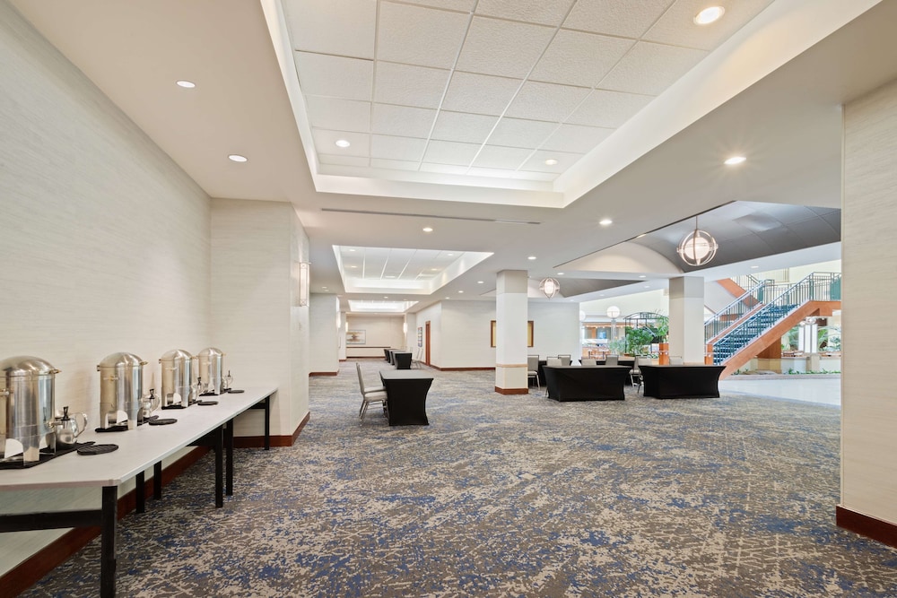 Embassy Suites by Hilton Tampa USF Near Busch Gardens — Restaurant & bars in Tampa, Florida