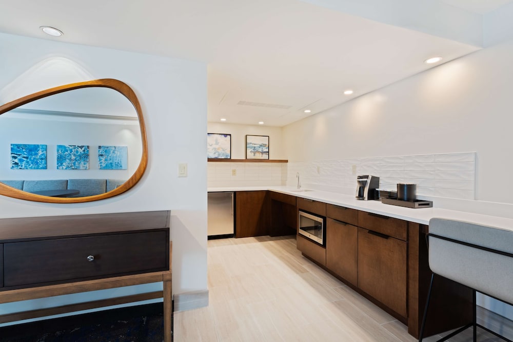 Embassy Suites by Hilton Tampa USF Near Busch Gardens — Hotel rooms in Tampa, Florida