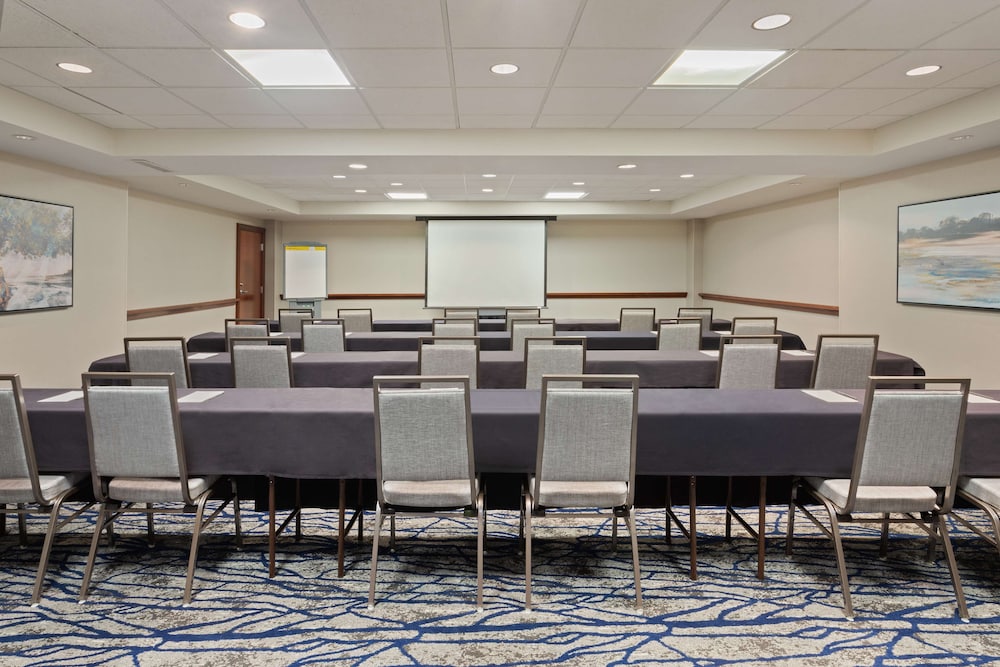 Embassy Suites by Hilton Tampa USF Near Busch Gardens — Hotel building in Tampa, Florida
