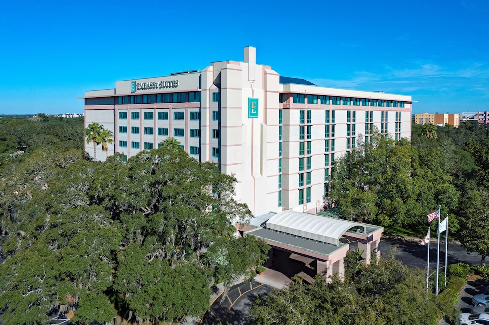 Embassy Suites by Hilton Tampa USF Near Busch Gardens — Hotel building in Tampa, Florida