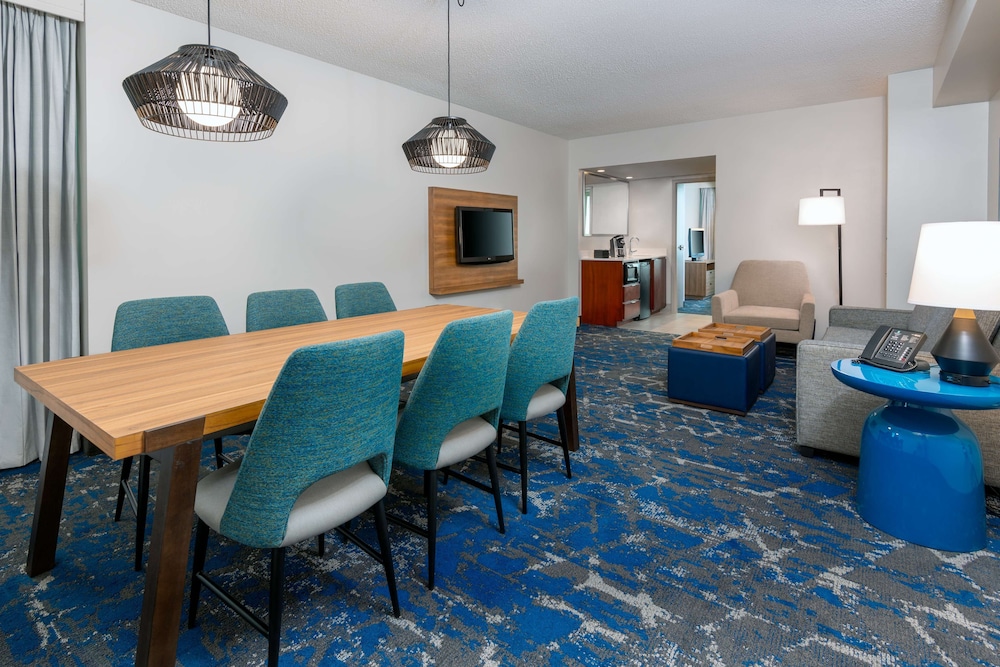 Embassy Suites by Hilton Tampa USF Near Busch Gardens — Hotel rooms in Tampa, Florida