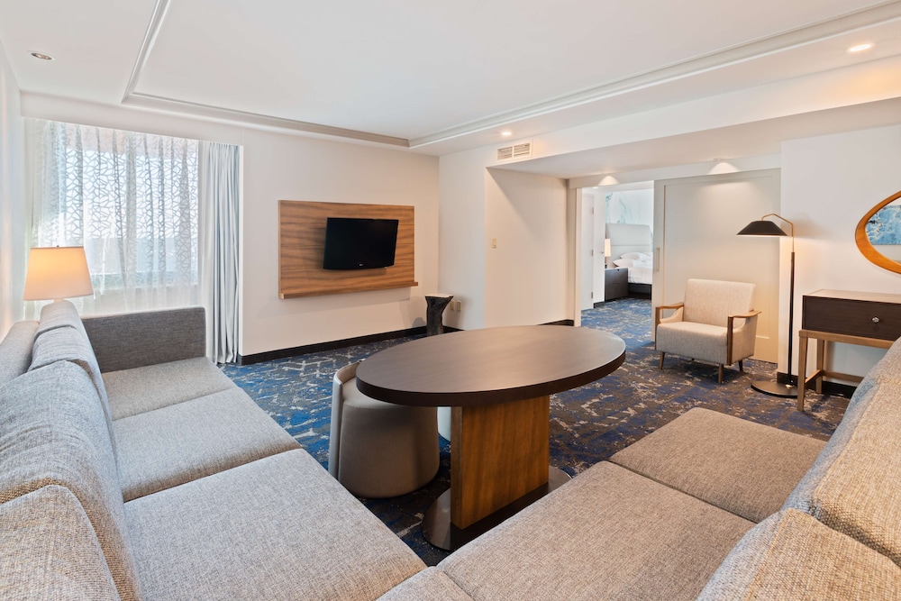 Embassy Suites by Hilton Tampa USF Near Busch Gardens — Hotel rooms in Tampa, Florida