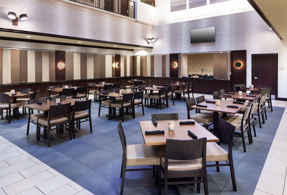 Embassy Suites by Hilton Tampa Brandon — Restaurant & bars in Tampa, Florida
