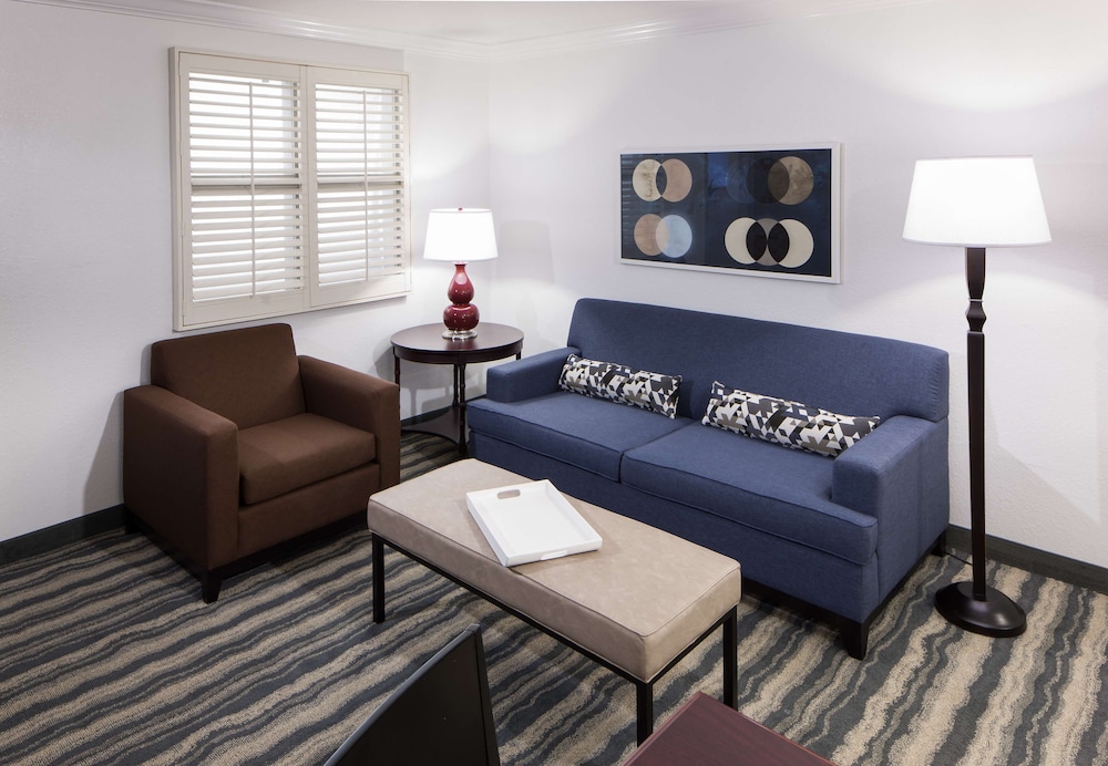 Embassy Suites by Hilton Tampa Brandon — Hotel rooms in Tampa, Florida