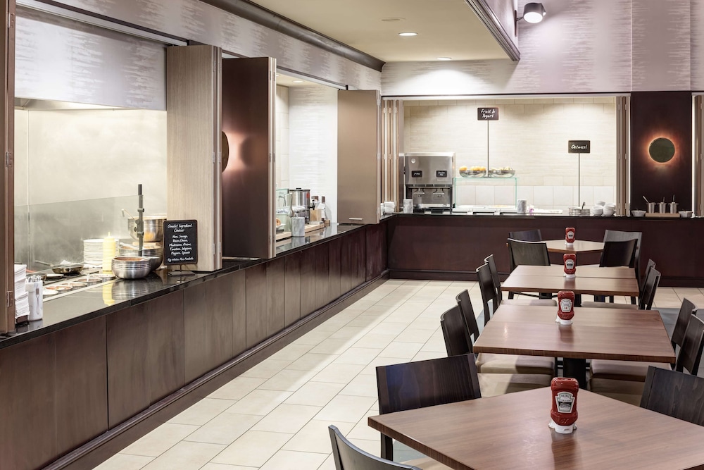 Embassy Suites by Hilton Tampa Brandon — Restaurant & bars in Tampa, Florida