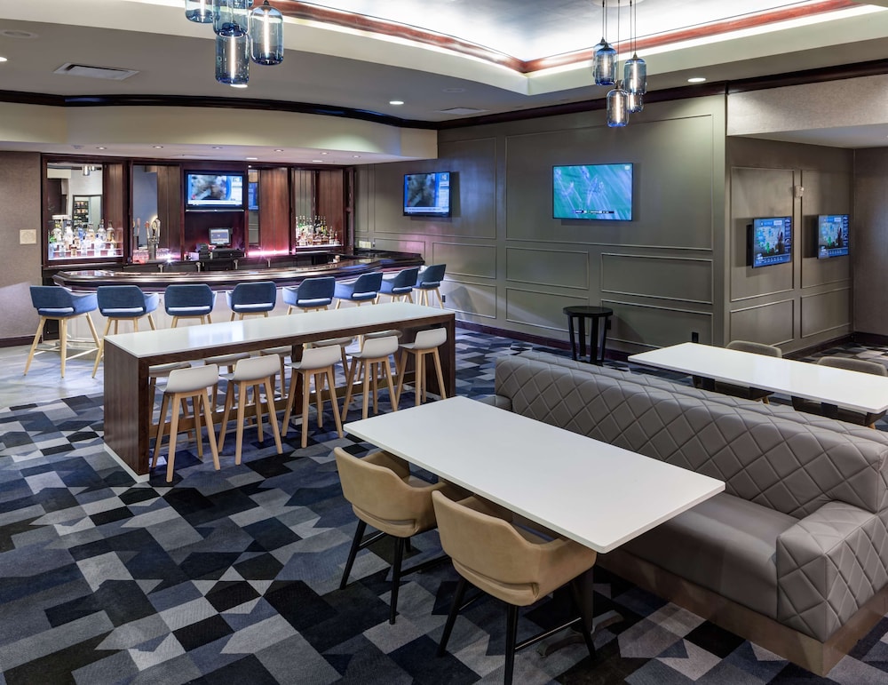 Embassy Suites by Hilton Tampa Brandon — Restaurant & bars in Tampa, Florida