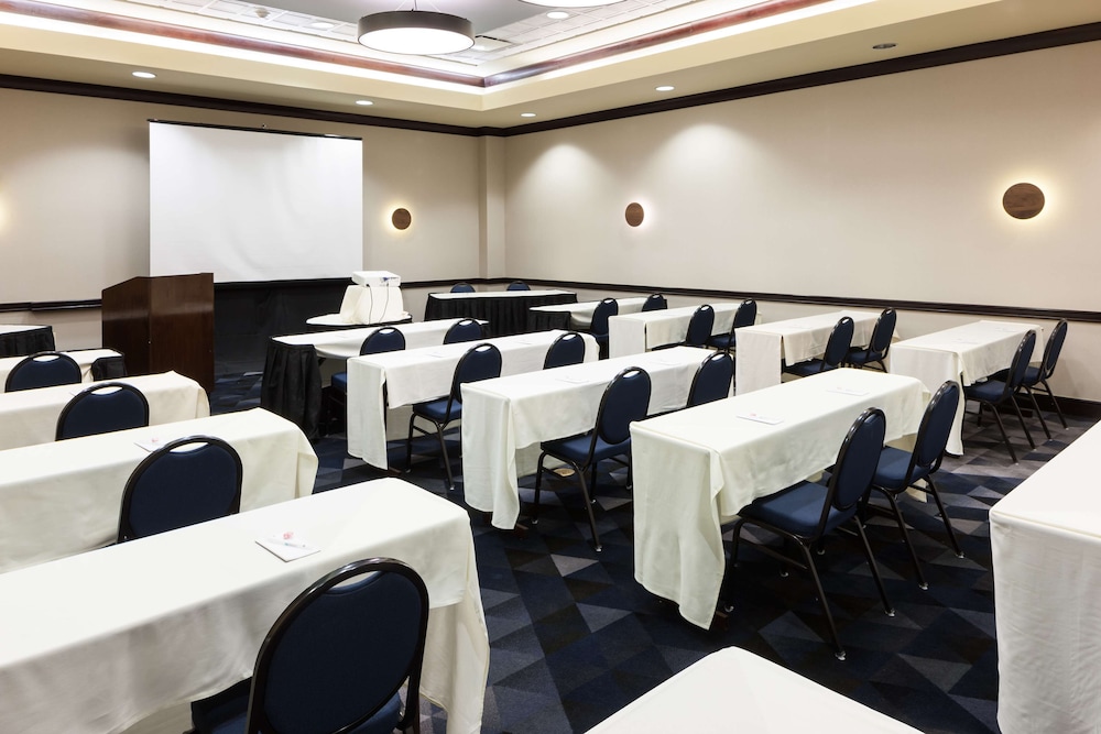 Embassy Suites by Hilton Tampa Brandon — Hotel building in Tampa, Florida