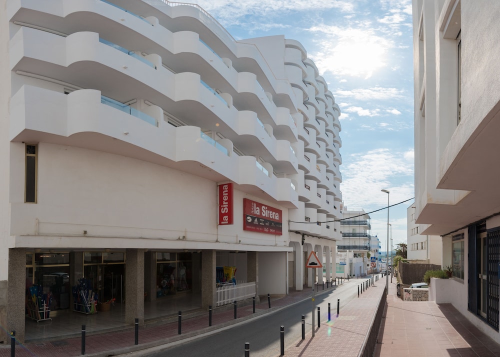 Apartamentos Los Ángeles — Hotel building in San Antonio, Balearic Islands