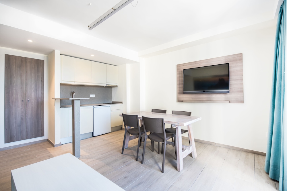 Apartamentos Los Ángeles — Hotel rooms in San Antonio, Balearic Islands