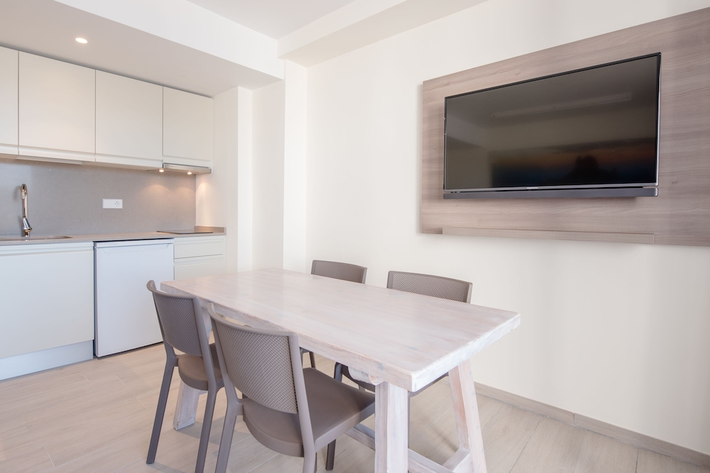 Apartamentos Los Ángeles — Hotel rooms in San Antonio, Balearic Islands