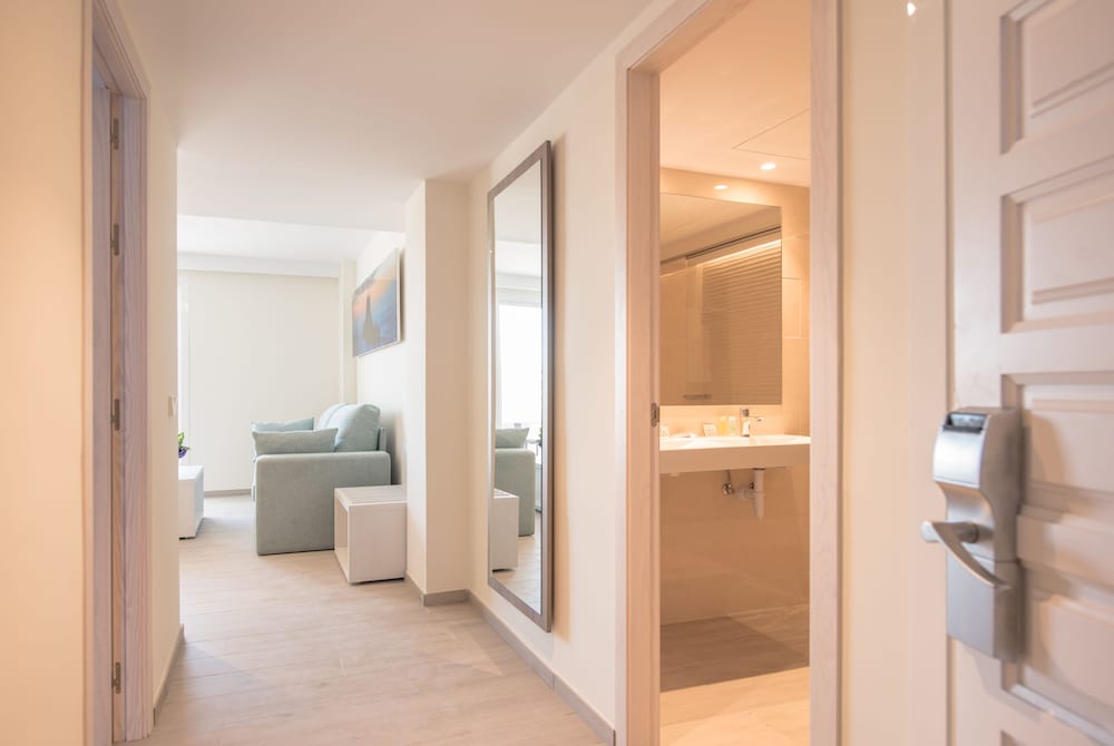 Apartamentos Los Ángeles — Hotel rooms in San Antonio, Balearic Islands