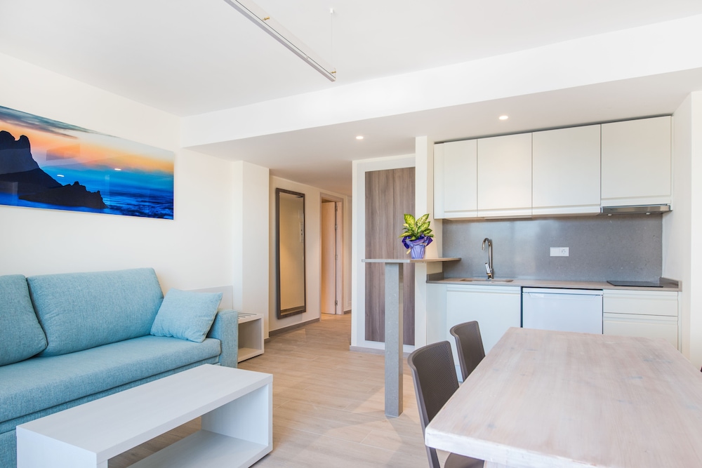 Apartamentos Los Ángeles — Hotel rooms in San Antonio, Balearic Islands