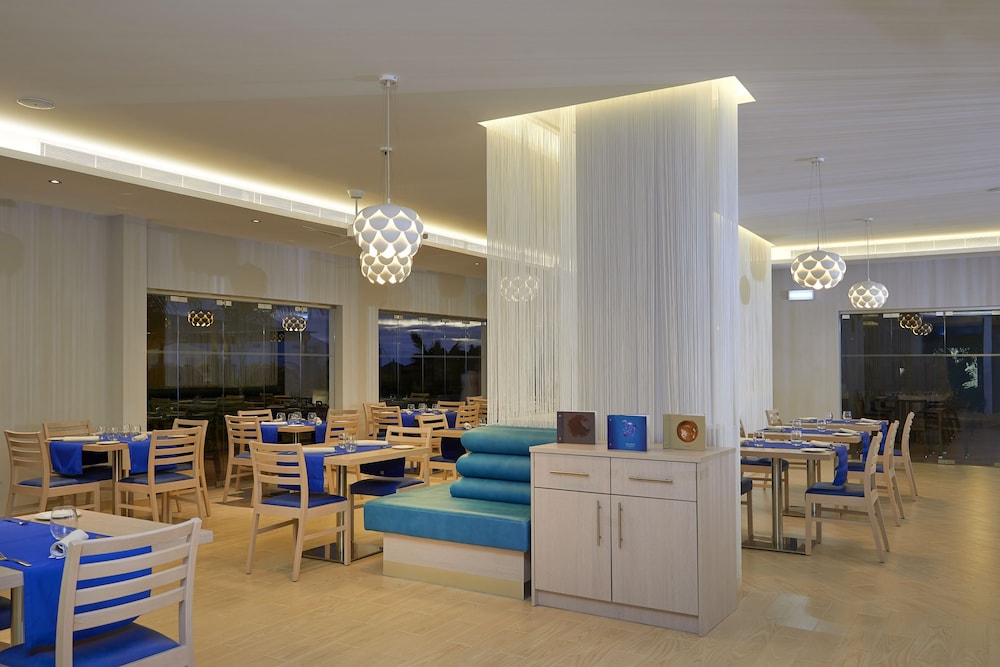 Melia Dunas Beach Resort & Spa - All Inclusive — Restaurant & bars in Santa Maria