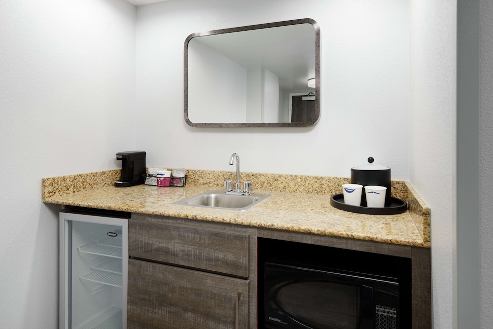Hampton Inn & Suites Tampa/Ybor City/Downtown — Hotel rooms in Tampa, Florida