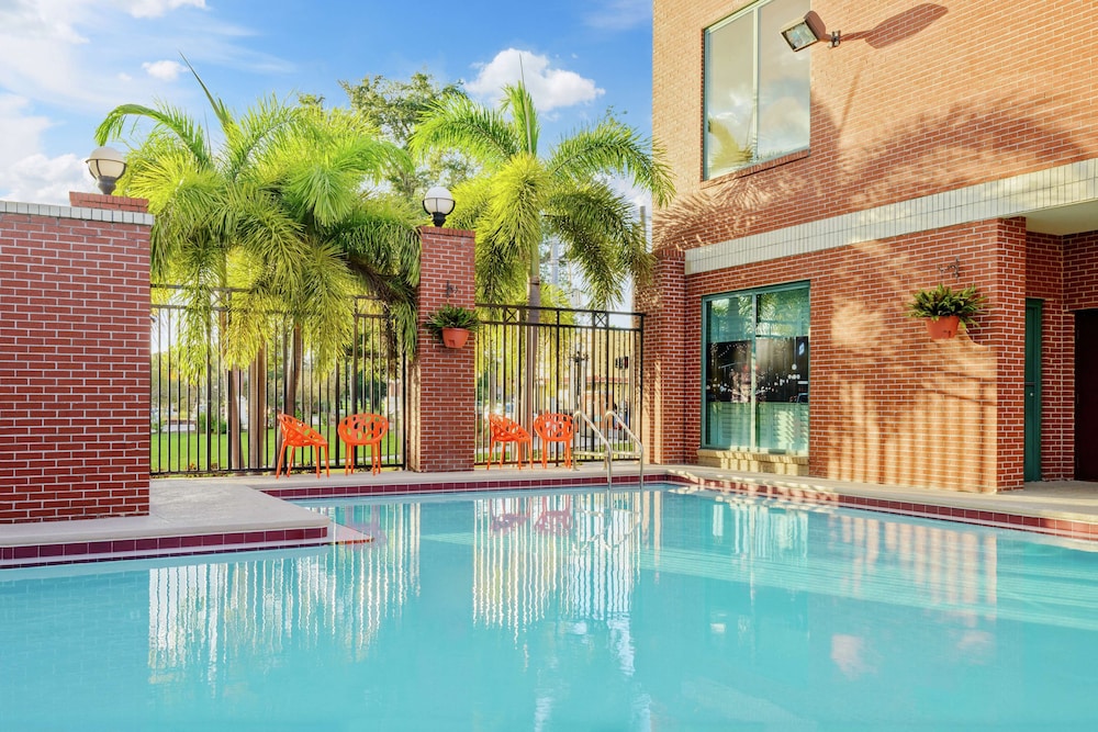 Hampton Inn & Suites Tampa/Ybor City/Downtown — Main photo in Tampa, Florida