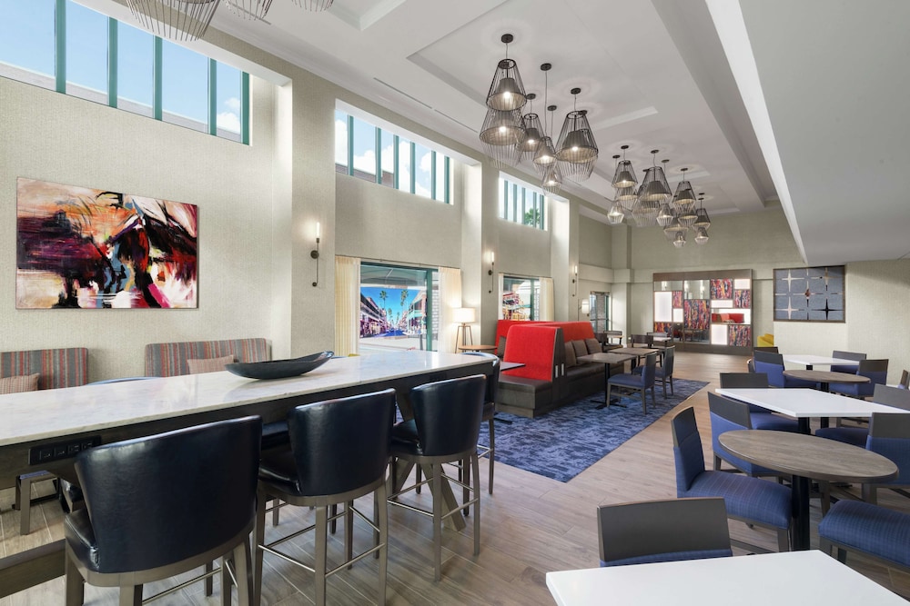 Hampton Inn & Suites Tampa/Ybor City/Downtown — Restaurant & bars in Tampa, Florida