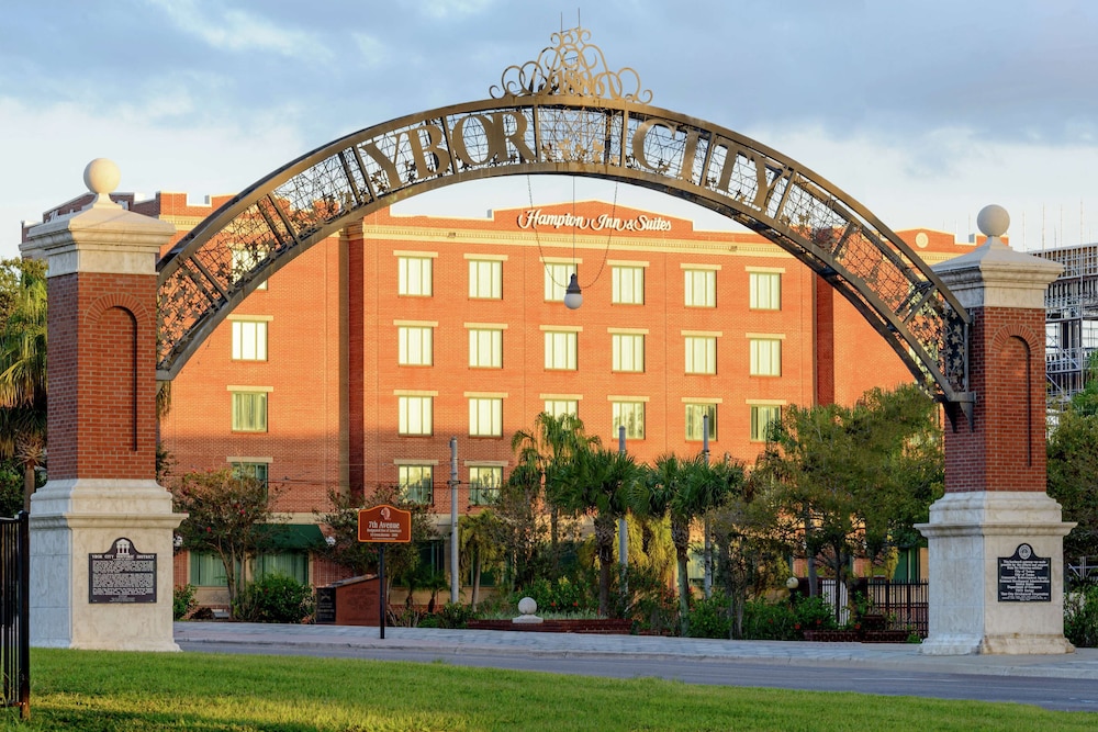 Hampton Inn & Suites Tampa/Ybor City/Downtown — Hotel building in Tampa, Florida