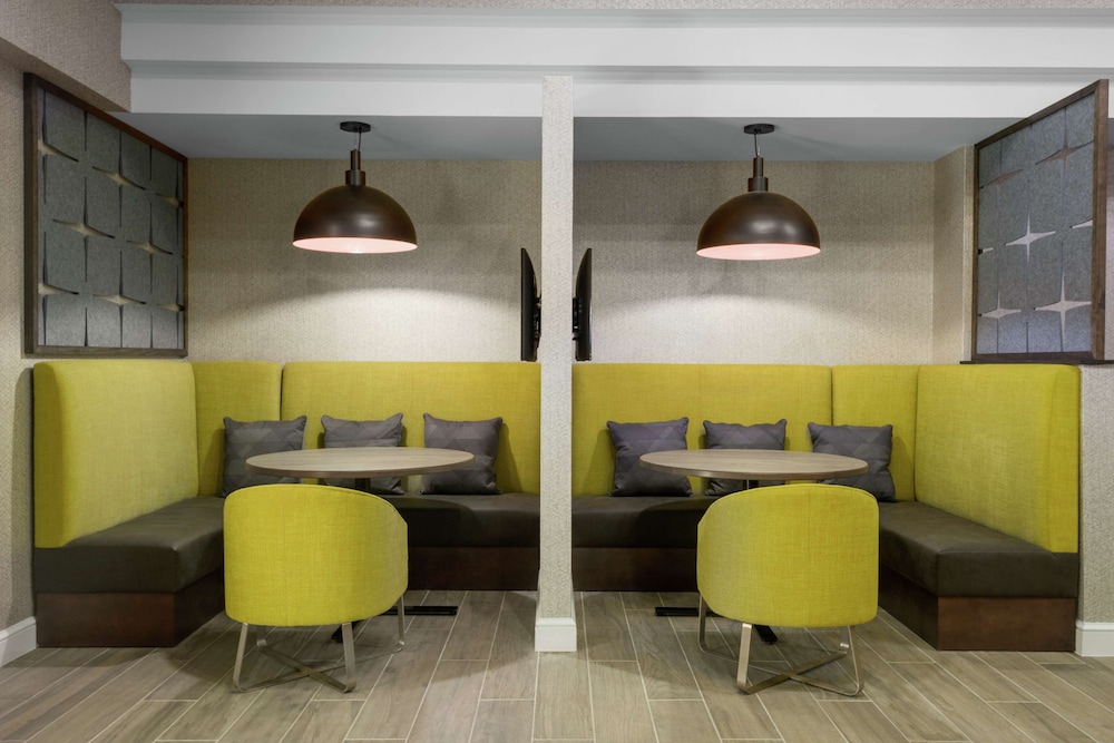 Hampton Inn & Suites Tampa/Ybor City/Downtown — Restaurant & bars in Tampa, Florida