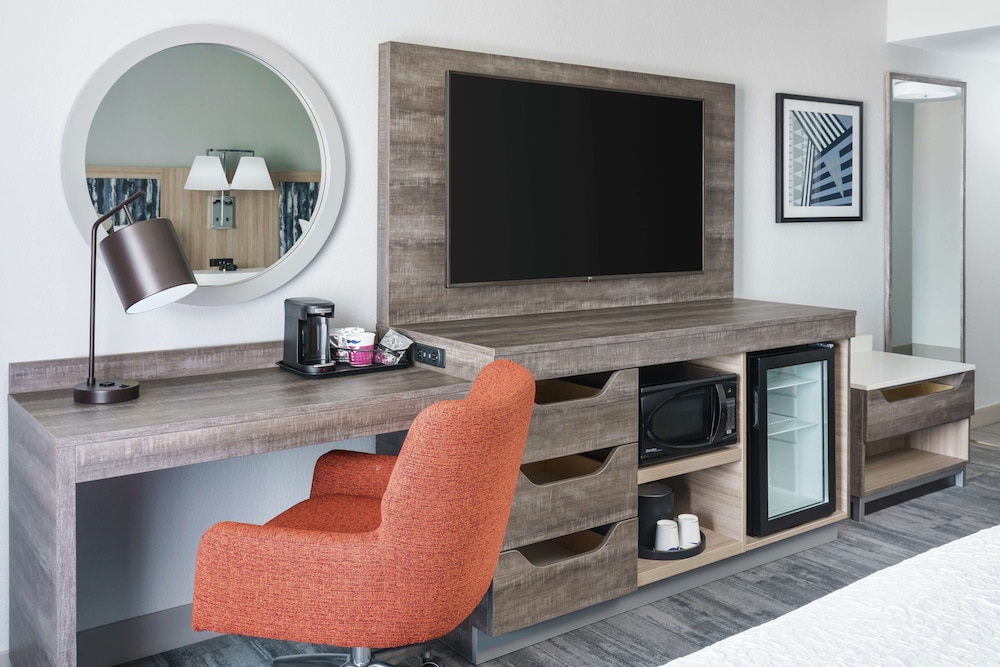 Hampton Inn & Suites Tampa/Ybor City/Downtown — Hotel rooms in Tampa, Florida