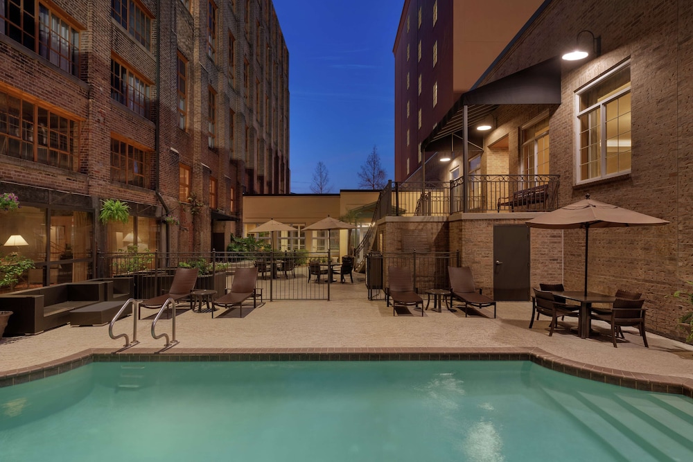 Hampton Inn & Suites New Orleans Convention Center — Swimming pool in New Orleans, Louisiana