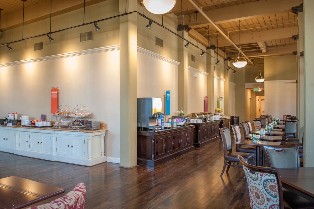 Hampton Inn & Suites New Orleans Convention Center — Restaurant & bars in New Orleans, Louisiana