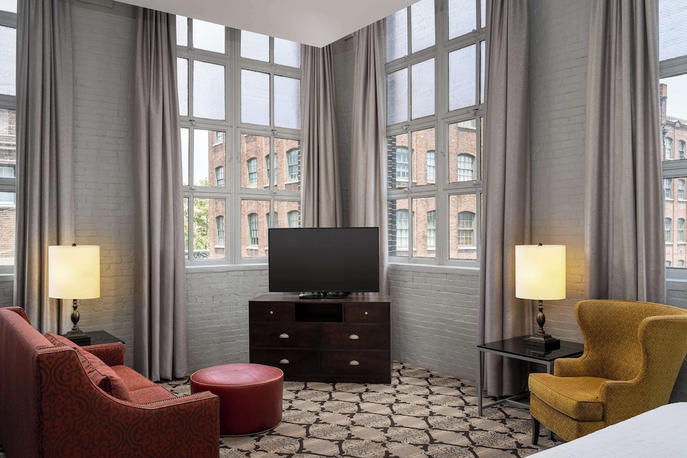 Hampton Inn & Suites New Orleans Convention Center — Hotel rooms in New Orleans, Louisiana
