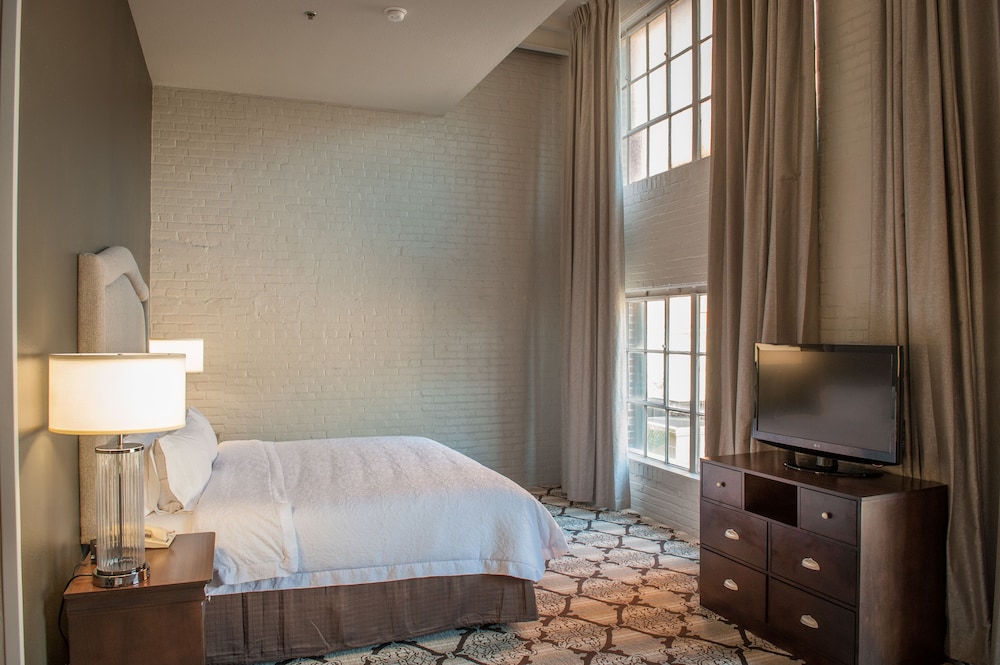 Hampton Inn & Suites New Orleans Convention Center — Hotel rooms in New Orleans, Louisiana