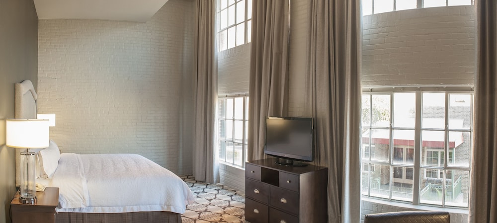 Hampton Inn & Suites New Orleans Convention Center — Hotel rooms in New Orleans, Louisiana