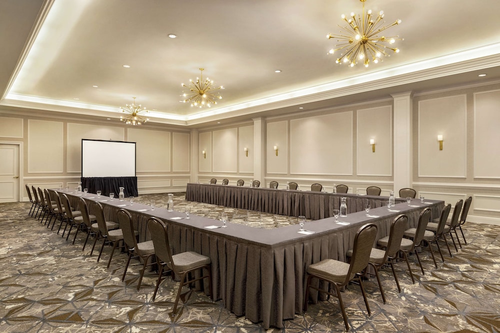 Hampton Inn & Suites New Orleans Convention Center — Hotel building in New Orleans, Louisiana