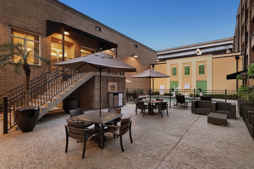 Hampton Inn & Suites New Orleans Convention Center — Hotel building in New Orleans, Louisiana