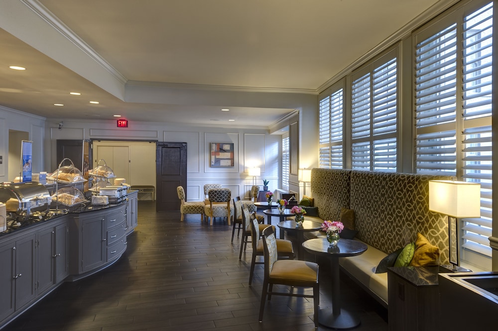Hampton Inn & Suites New Orleans Downtown (French Qtr Area) — Restaurant & bars in New Orleans, Louisiana