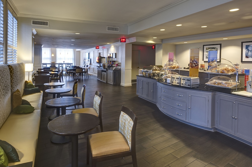 Hampton Inn & Suites New Orleans Downtown (French Qtr Area) — Restaurant & bars in New Orleans, Louisiana