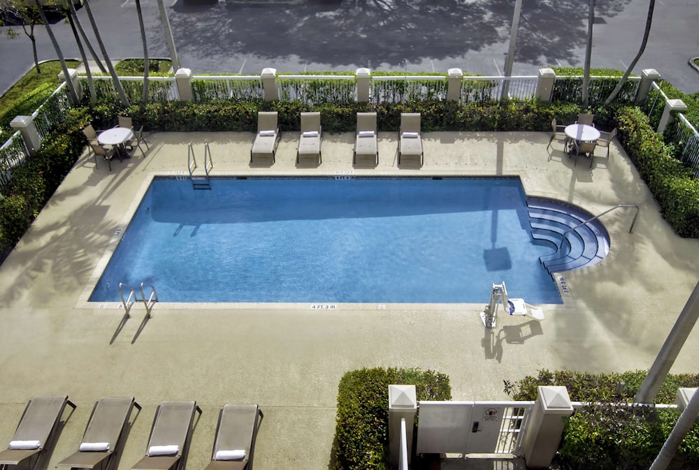 Hampton Inn Ft. Lauderdale Airport North Cruise Port — Swimming pool in Fort Lauderdale, Florida