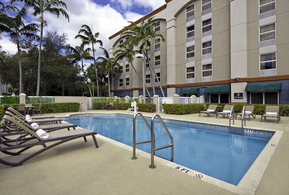 Hampton Inn Ft. Lauderdale Airport North Cruise Port — Swimming pool in Fort Lauderdale, Florida